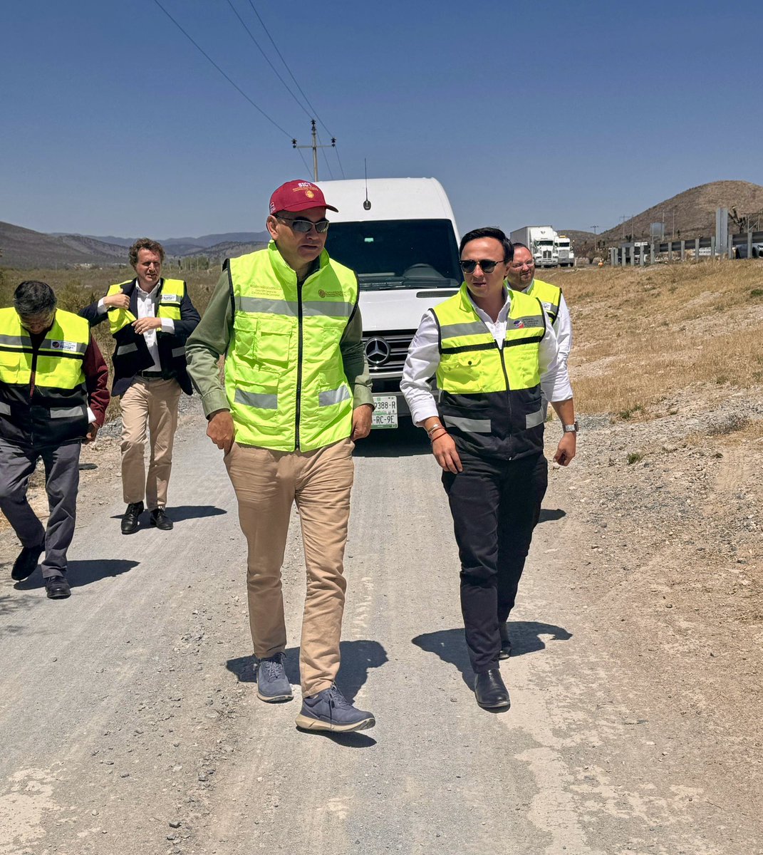 jvillafranca_mx's tweet photo. 🚧🛣️ Hoy tuve el gusto de realizar una supervisión de la carretera Saltillo - Matehuala junto con el Ing. David Omar Calderón Hallal, Director General de Conservación de Carreteras de @SICTmx 
Continuamos trabajando por mejor conectividad y accesibilidad. 💪🌟 
@SICT_NuevoLeon https://t.co/OFflNAvlFi