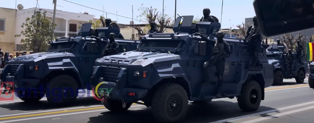 Rivet_Counter's tweet photo. Found some non-official footage of Senegal's 65th anniversary parade that gives a better view of a couple things that caught my eye: Gendarmerie Harrow Merkavas in the first pic and a Puma M36 MRAP recovery vehicle followed by a RAM ambulance of the army in the second pic https://t.co/IJzW9D4E43