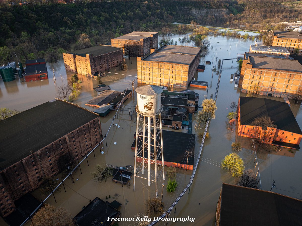 fkdronography's tweet photo. The Kentucky River flooding at the Buffalo Trace Distillery in Frankfort, Kentucky! #Kentucky #flood #flooding #frankfort #buffalotrace #KentuckyFlood #kentuckyflooding #drone @LEX18News @WKYT @FOX56News @ABC36News https://t.co/sFSqzhmXOn