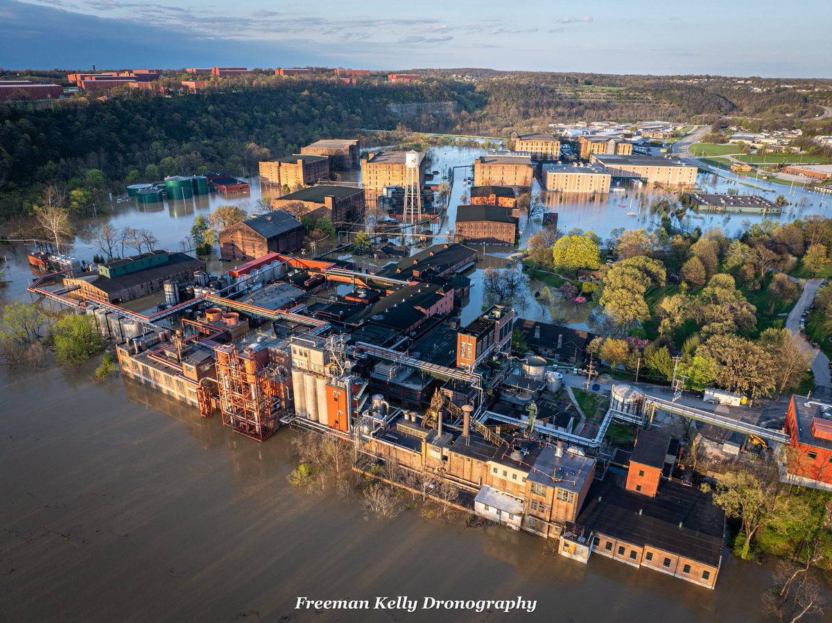 fkdronography's tweet photo. The Kentucky River flooding at the Buffalo Trace Distillery in Frankfort, Kentucky! #Kentucky #flood #flooding #frankfort #buffalotrace #KentuckyFlood #kentuckyflooding #drone @LEX18News @WKYT @FOX56News @ABC36News https://t.co/sFSqzhmXOn