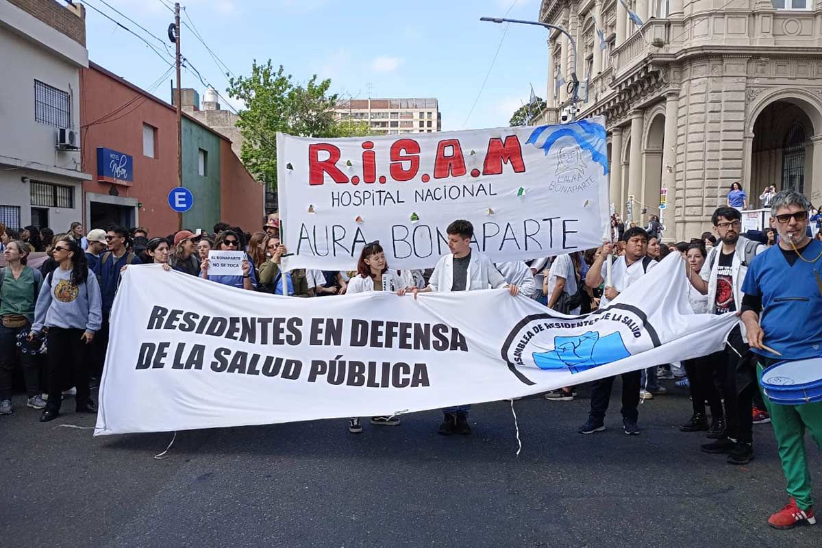 tiempoarg's tweet photo. 🔴Otro embate del Gobierno contra el Hospital Bonaparte: cerró el ingreso a residencias. 

✍ @LucianaMagali | https://t.co/1OffrqqwcF https://t.co/J989NuSdsV