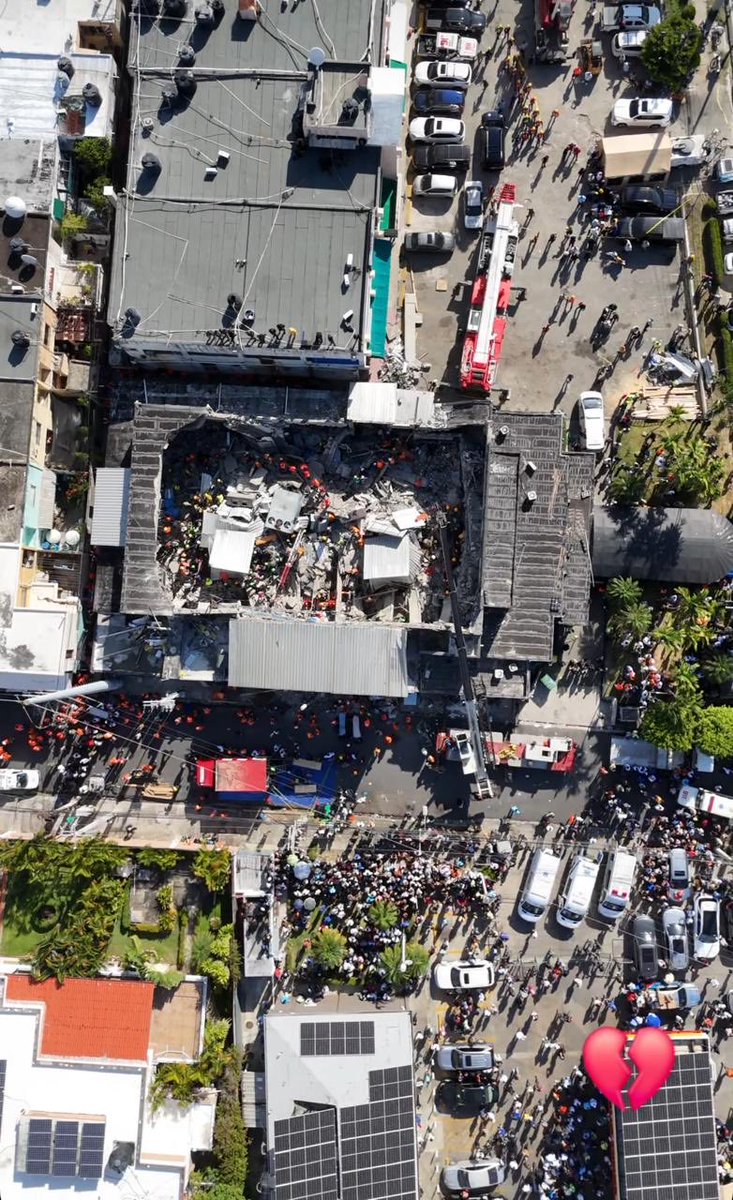 AngelLopeez's tweet photo. #AHORA | #8Abr Tragedia en República Dominicana: asciende a 44 el número de fallecidos tras el derrumbe del techo en una discoteca. #RepúblicaDominicana https://t.co/rfhqshoykU
