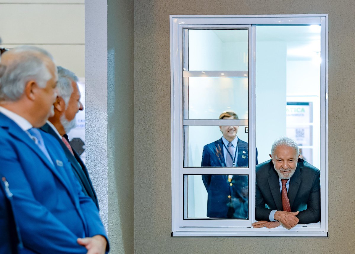 LulaOficial's tweet photo. Em 2024, o PIB do Brasil avançou 3,4% e a construção civil deu um salto de 4,3%. Foi o terceiro setor de maior crescimento em 2024 e hoje está com o seu nível de atividades quase 25% superior ao período pré-pandemia, demonstrando sua força. Sabemos que cada real investido na construção gera um impacto multiplicado na economia, não só no setor mas em toda a cadeia produtiva. 

Este governo tem plena consciência da importância estratégica da construção civil para o Brasil.

📷 @ricardostuckert