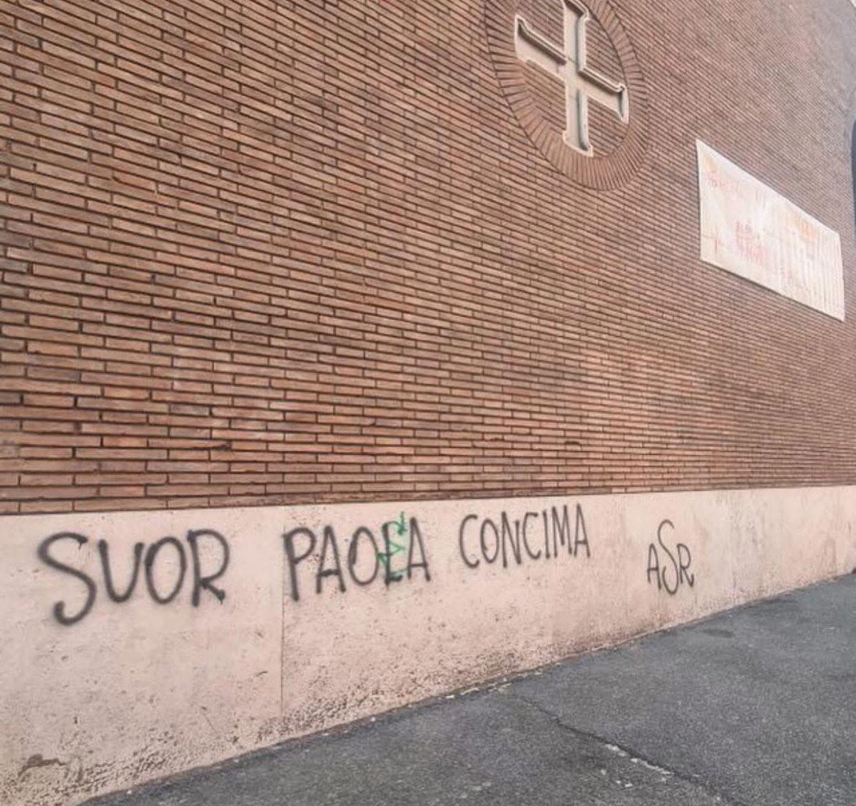 maxpix69's tweet photo. Eccoli qui nella loro miglior tradizione! Cani bastardi 🤷🏻‍♂️ https://t.co/tZvutXS4gI