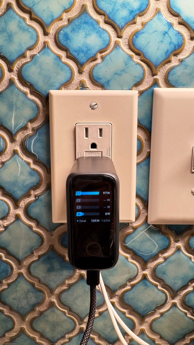 VicVijayakumar's tweet image. got this 140W charger that tells me how much power each of the 4 connected devices is using and it makes me very happy