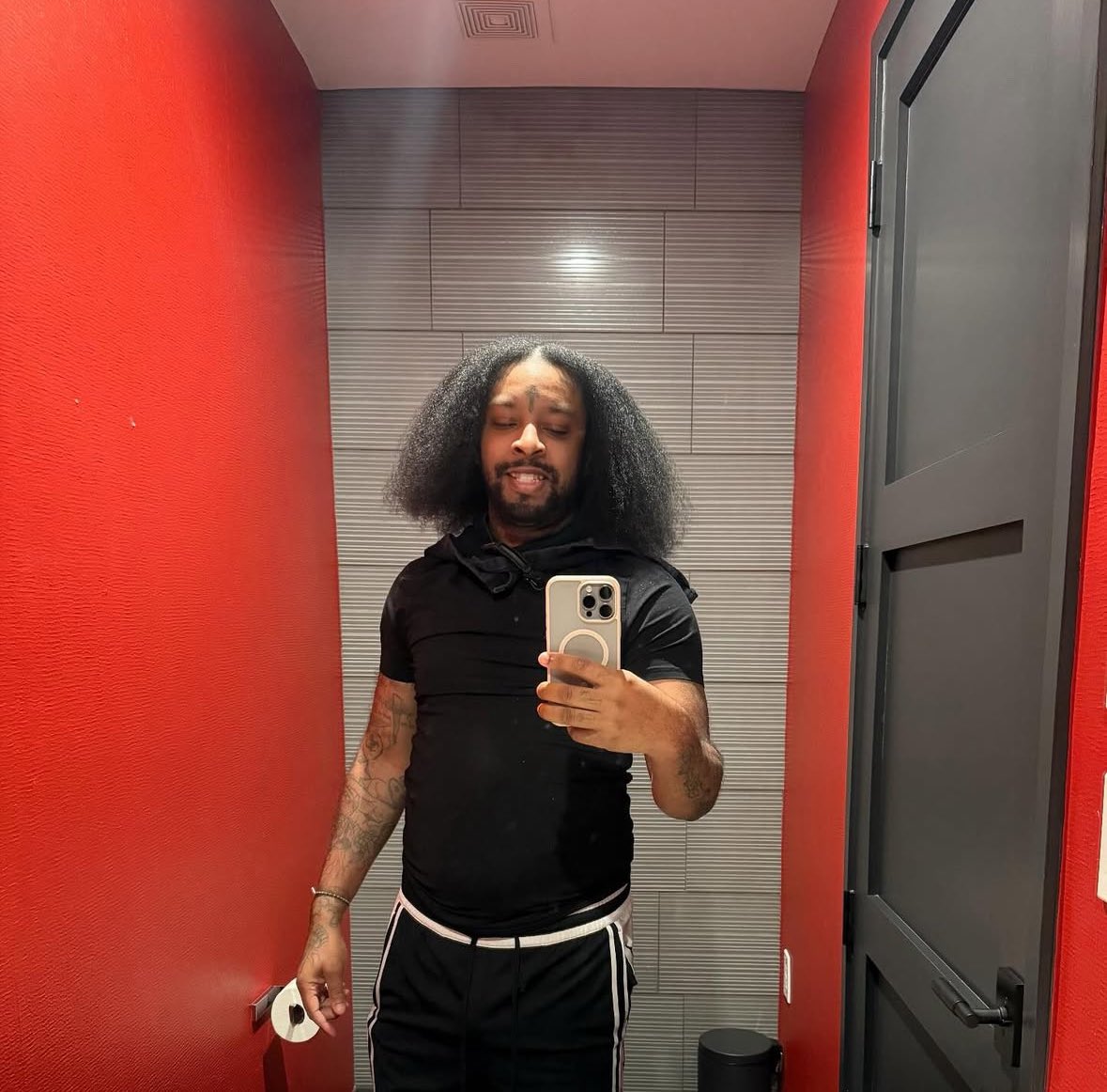 rapalert6's tweet photo. 21 Savage flexes his hair growth. https://t.co/C3fOvI0Oob