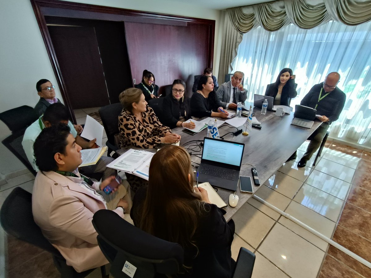 seseaslp's tweet photo. 📌 La Mtra. Daniela Cervantes y la Lic. Ana Isabel Cantú del #SESEASLP se reunieron con la @SEGESLP para avanzar en la implementación de la Política Estatal Anticorrupción.

🤝 Coordinación clave para fortalecer la integridad en el ámbito educativo.

#PolíticaAnticorrupciónSLP https://t.co/6EKLQH8KX1