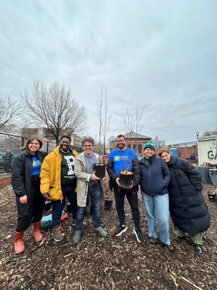 CMRestler's tweet photo. Over the weekend, we teamed up with @NYRP to give away 175 trees to community members — and partnered with Big Reuse to hand out countertop composting bins! https://t.co/EUsK2yjWtu