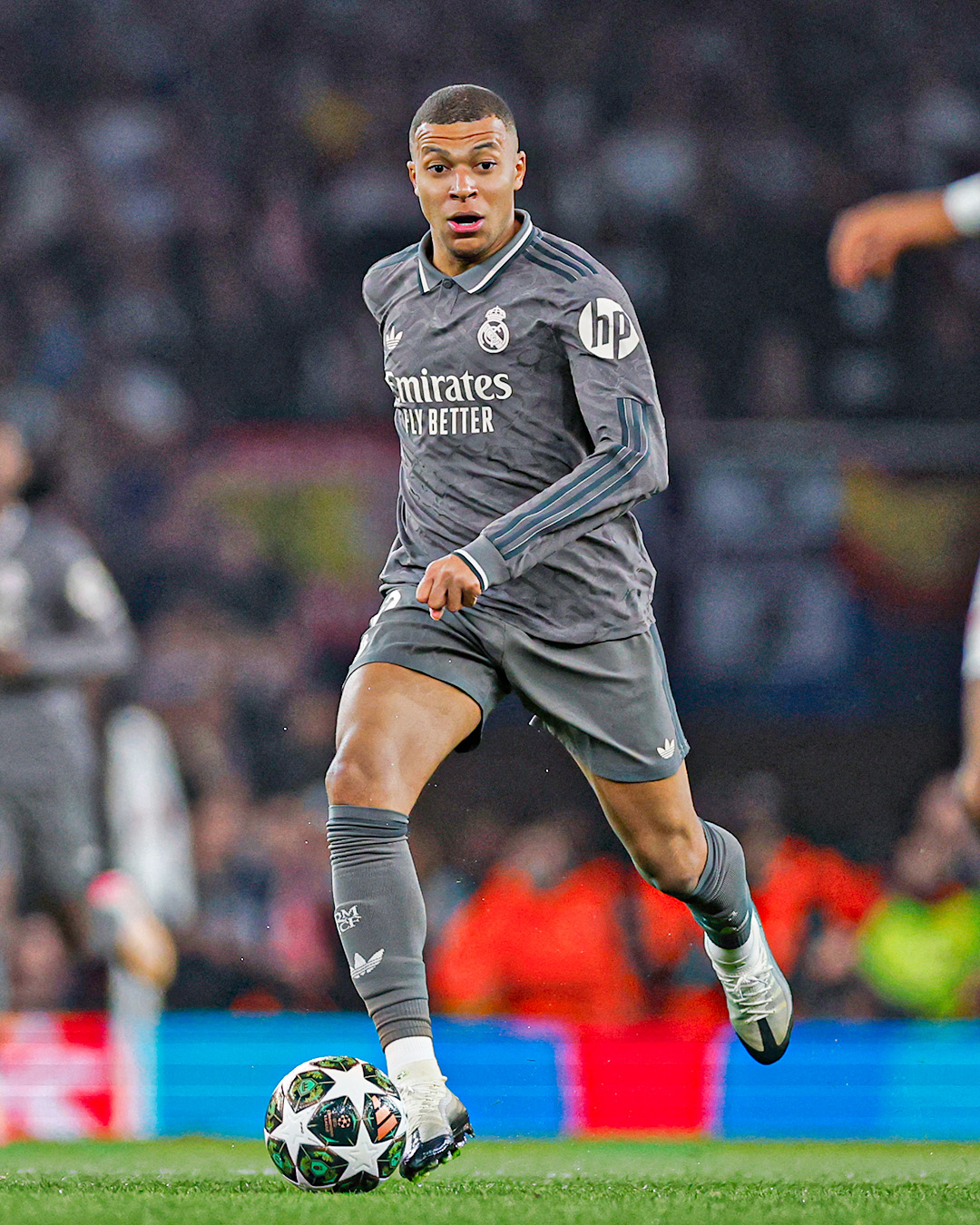 Kylian Mbappe hit the side net in the second half vs Arsenal | sportzpoint.com