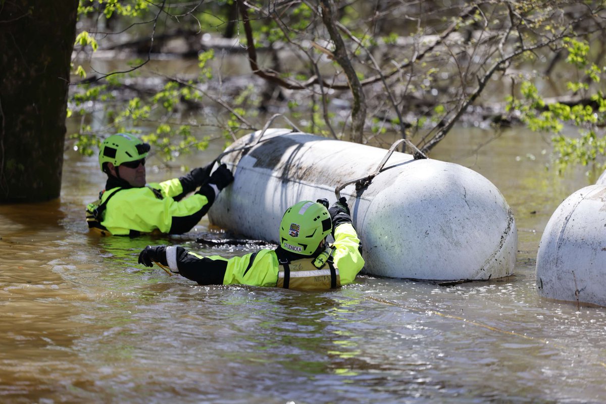 fema's tweet photo. Search and rescue efforts are ongoing. Teams have deployed to support local efforts in KY, AR and TN.

Pictured: Nebraska Task Force 1 helps secure propane tanks that floated away and conducts a grid search for an elderly man that drove off the road into a flooded area. https://t.co/PxeKVdZQXg