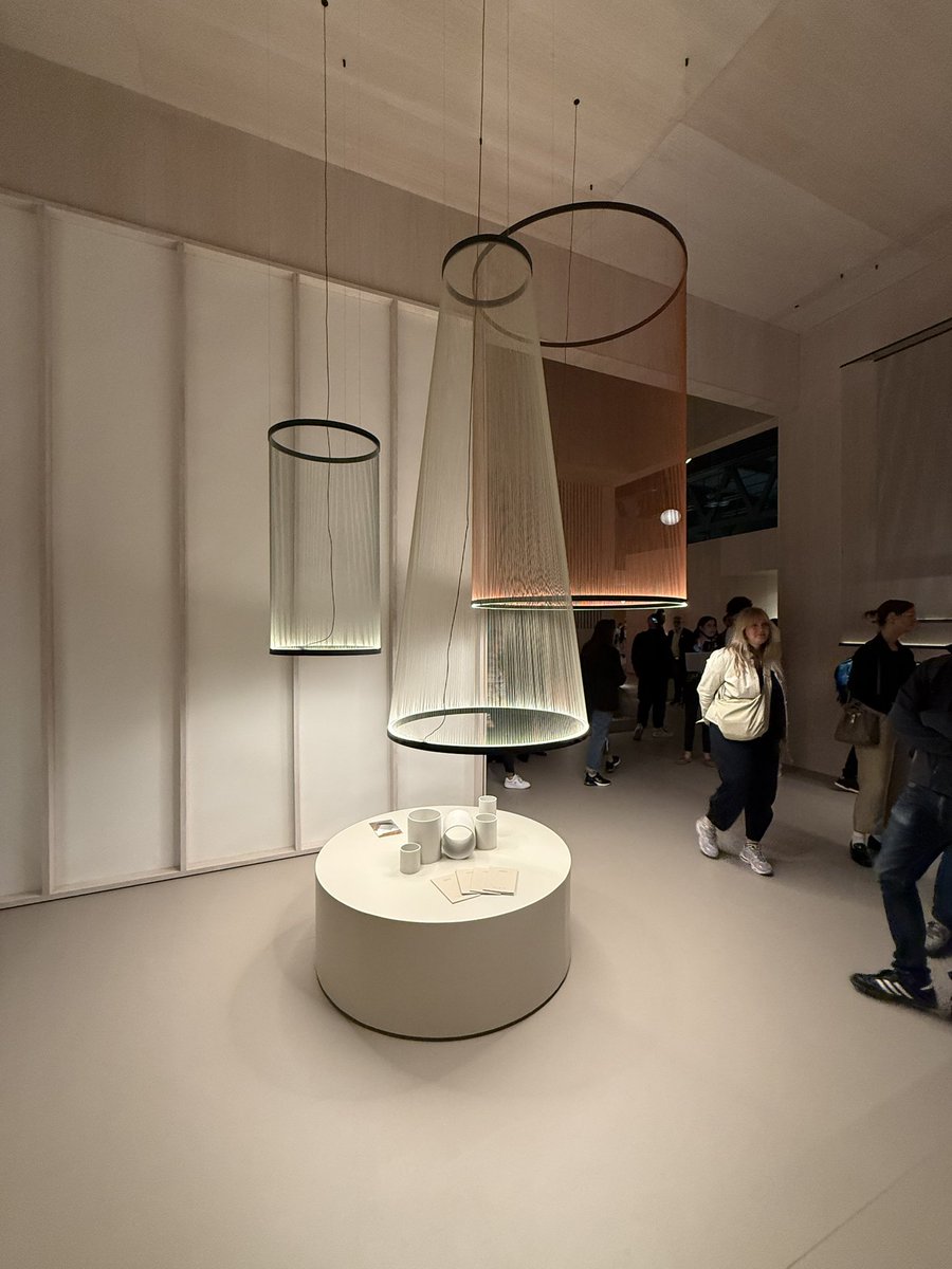 STdesignOFFICE's tweet photo. ミラノサローネ3日目
❷ Vibia（ヴィビア）
スペイン発の照明ブランド。
色とりどりの抜け感あるペンダントに、繊細でミニマルなライン照明。
静けさの中に美しさが光るブースでした。

#ミラノサローネ2025 #Vibia https://t.co/XTimB5tEb8