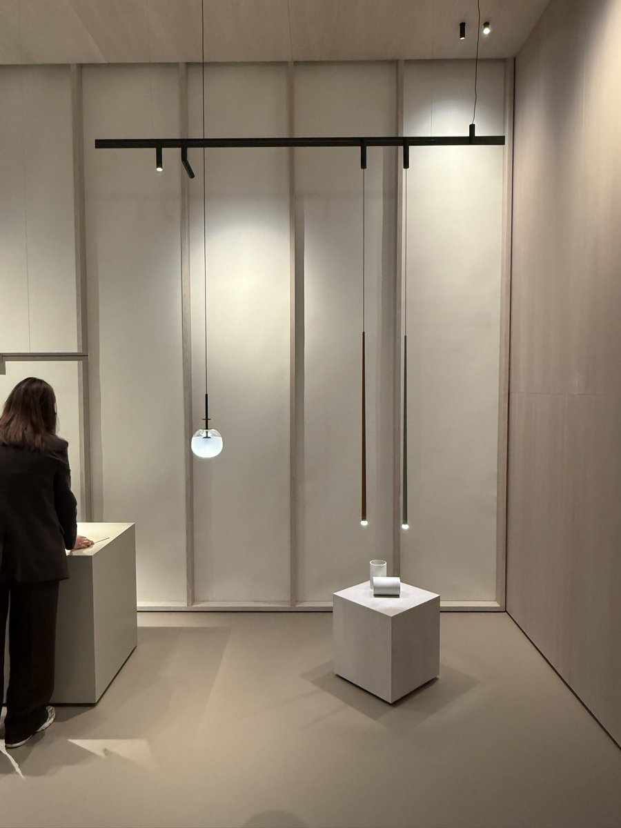 STdesignOFFICE's tweet photo. ミラノサローネ3日目
❷ Vibia（ヴィビア）
スペイン発の照明ブランド。
色とりどりの抜け感あるペンダントに、繊細でミニマルなライン照明。
静けさの中に美しさが光るブースでした。

#ミラノサローネ2025 #Vibia https://t.co/XTimB5tEb8