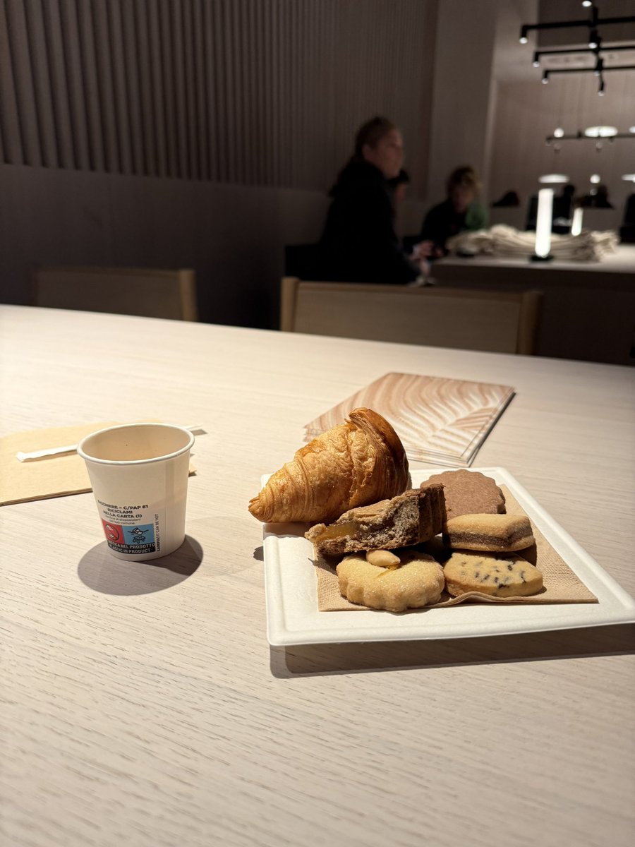 STdesignOFFICE's tweet photo. ミラノサローネ3日目
❷ Vibia（ヴィビア）
スペイン発の照明ブランド。
色とりどりの抜け感あるペンダントに、繊細でミニマルなライン照明。
静けさの中に美しさが光るブースでした。

#ミラノサローネ2025 #Vibia https://t.co/XTimB5tEb8