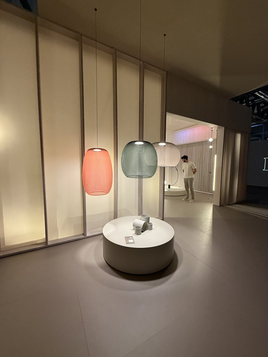 STdesignOFFICE's tweet photo. ミラノサローネ3日目
❷ Vibia（ヴィビア）
スペイン発の照明ブランド。
色とりどりの抜け感あるペンダントに、繊細でミニマルなライン照明。
静けさの中に美しさが光るブースでした。

#ミラノサローネ2025 #Vibia https://t.co/XTimB5tEb8