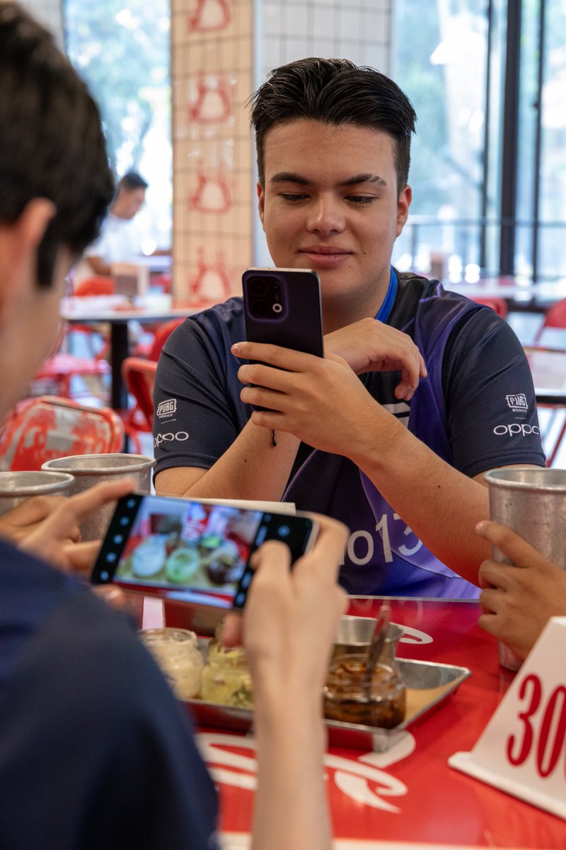 AllGloryGaming's tweet photo. 🌮📱 @AlucardV2 , Guapo, Melgar y @franiq96  se lanzaron por unos tacos en CDMX y se llevaron el @OPPOMexico Reno 13 5G.
Cero lag, fotos brutales y batería pa’ rato.
Así se vive el gaming y la calle con estilo 😎
#Reno13 #OPPOReno13Series #ShotOnOPPO #PUBGMPassed https://t.co/Bb7VAG6jSp