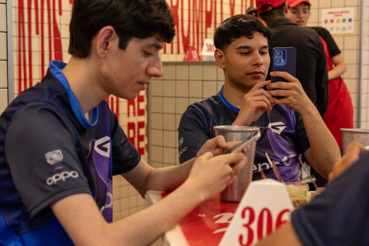 AllGloryGaming's tweet photo. 🌮📱 @AlucardV2 , Guapo, Melgar y @franiq96  se lanzaron por unos tacos en CDMX y se llevaron el @OPPOMexico Reno 13 5G.
Cero lag, fotos brutales y batería pa’ rato.
Así se vive el gaming y la calle con estilo 😎
#Reno13 #OPPOReno13Series #ShotOnOPPO #PUBGMPassed https://t.co/Bb7VAG6jSp