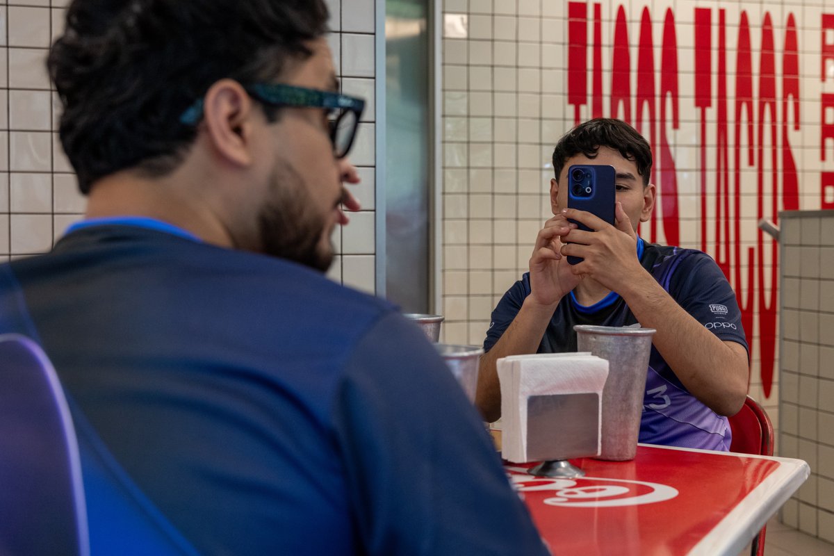 AllGloryGaming's tweet photo. 🌮📱 @AlucardV2 , Guapo, Melgar y @franiq96  se lanzaron por unos tacos en CDMX y se llevaron el @OPPOMexico Reno 13 5G.
Cero lag, fotos brutales y batería pa’ rato.
Así se vive el gaming y la calle con estilo 😎
#Reno13 #OPPOReno13Series #ShotOnOPPO #PUBGMPassed https://t.co/Bb7VAG6jSp