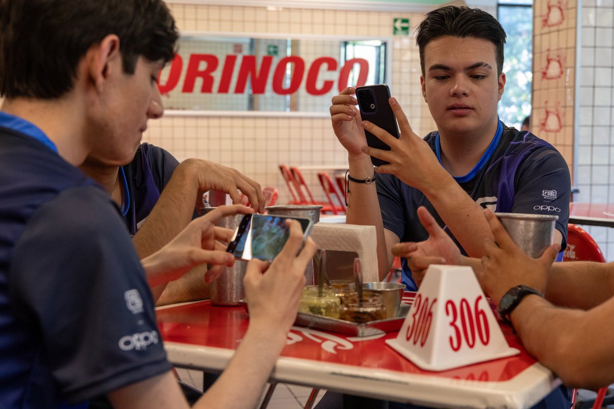 AllGloryGaming's tweet photo. 🌮📱 @AlucardV2 , Guapo, Melgar y @franiq96  se lanzaron por unos tacos en CDMX y se llevaron el @OPPOMexico Reno 13 5G.
Cero lag, fotos brutales y batería pa’ rato.
Así se vive el gaming y la calle con estilo 😎
#Reno13 #OPPOReno13Series #ShotOnOPPO #PUBGMPassed https://t.co/Bb7VAG6jSp