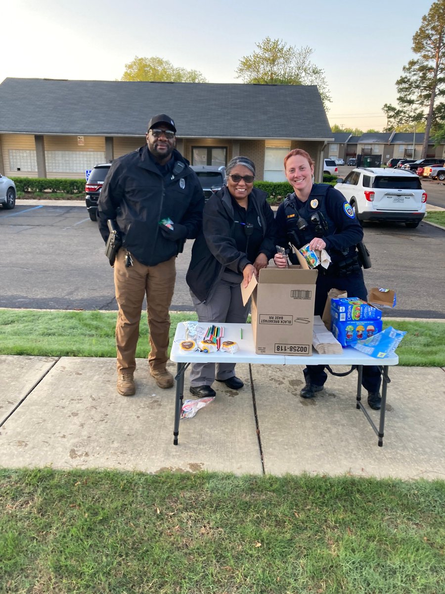 Encouraging students to finish the school year strong with good attendance. 
Thanks to Tupelo Police Department and Monarch Creek Apartments for partnering with us. 

#schooleveryday
#TastyTuesday
#weekoftheyoungchild