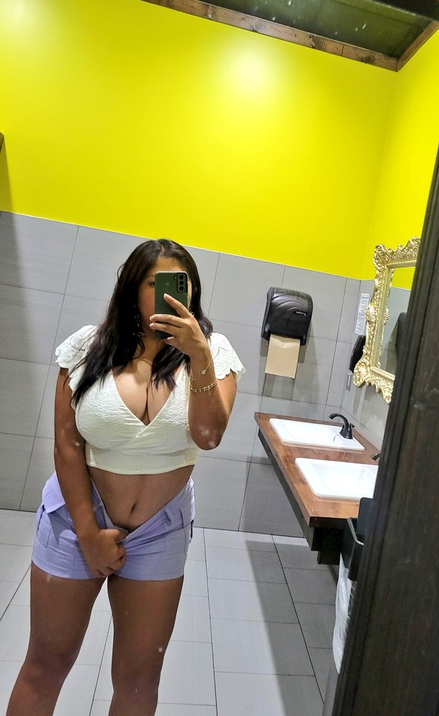 Who wants to buy me a drink? https://t.co/5WLnUij1VC