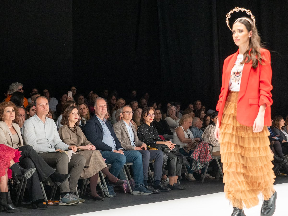 La XVII Semana de la Moda arranca con una apuesta firme por el comercio y el talento local.
Gran desfile inaugural con la participación de 20 comercios y rodeados de amigos.
<a href="/TamayoAgencia/">Tamayo Agencia</a> <a href="/AyuntamientoVLL/">Ayto. de Valladolid</a> <a href="/jcyl/">Junta de Castilla y León</a> <a href="/Dip_Va/">Diputación de Valladolid</a> <a href="/CEOEValladolid/">CEOE Valladolid</a> <a href="/cam_valladolid/">Cámara de Valladolid</a> 
Mañana más…