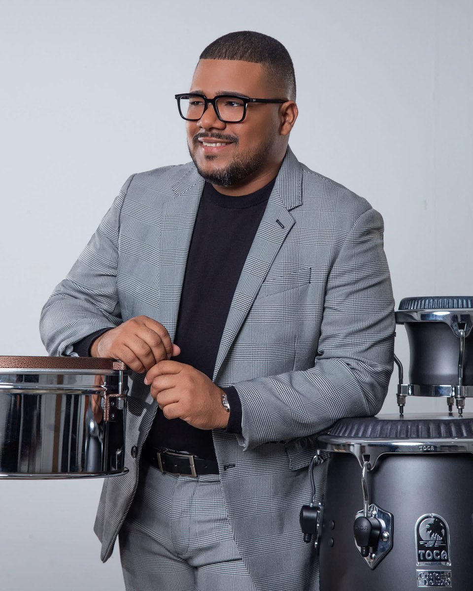 tocaperc's tweet photo. Artist Pete PerignonTrazando el camino 🎶🧭
📸 @holasoynomar /@nomarproductions
#TocaPercussion #PetePerignon #ElRitmoNosUne #somosfamilia #justplay #gilbertosantarosa
#customdeluxe #percusionista https://t.co/9n3hblUtgJ