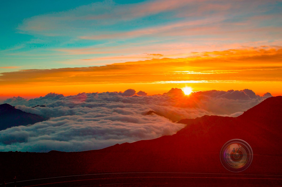 Fourtht's tweet photo. Sunrise at 10,000 Feet 
A spectacular view of the sun rising above the clouds atop the Haleakala Crater on the island of Maui.  
https://t.co/hIJtV0eDvJ 

#Sunrise #HaleakalaSunrise #HaleakalaNationalPark #HaleakalaCrater #Maui #Hawaii #Sunriseabovetheclouds https://t.co/DX036mB5JK