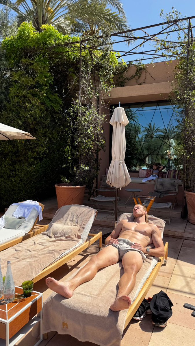 IceTeaColdTea's tweet image. Getting good amount of Vitamin D  🥵