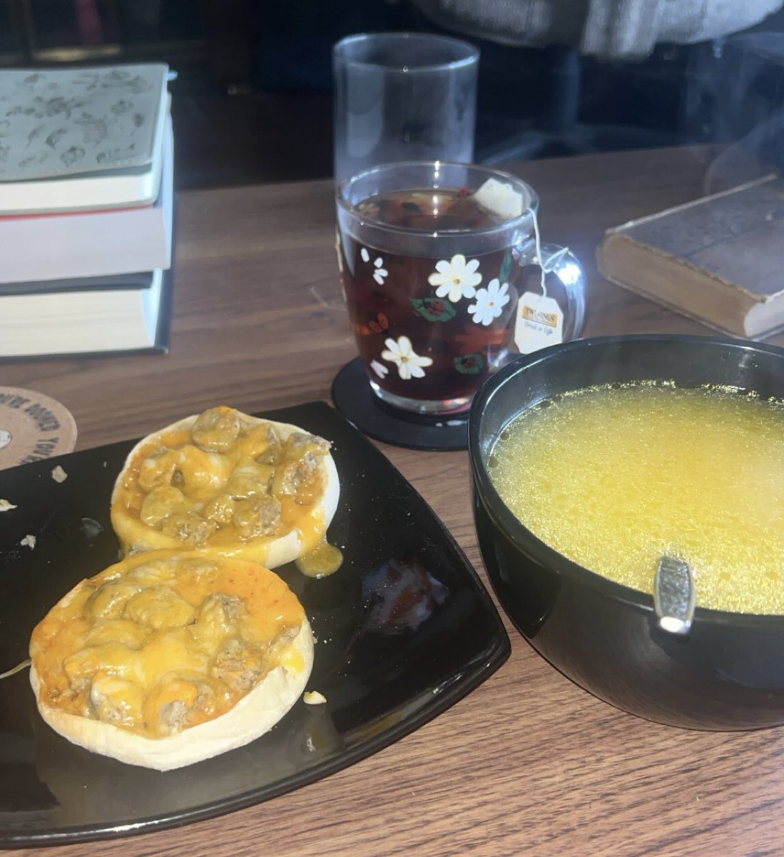 carlyisnotfunny's tweet photo. #ratemydinner
tonight Iβm eating campbellβs chicken & stars (because Iβm whimsical), an english muffin with cheese and turkey sausage, and decaf english breakfast tea https://t.co/rhx3ZbdbFq