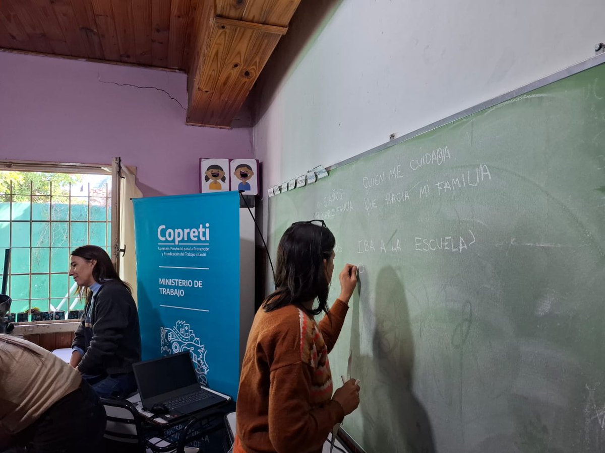 COPRETIpba's tweet photo. A cargo del equipo de abordaje territorial de la @COPRETIpba, perteneciente a @TrabajoPBA, se realizó el lanzamiento del primer taller en el Centro Educativo Complementario Nº802 del barrio de Villa Catella. Participaron diferentes referentes del barrio, docentes y familias. https://t.co/iBpzLetePa