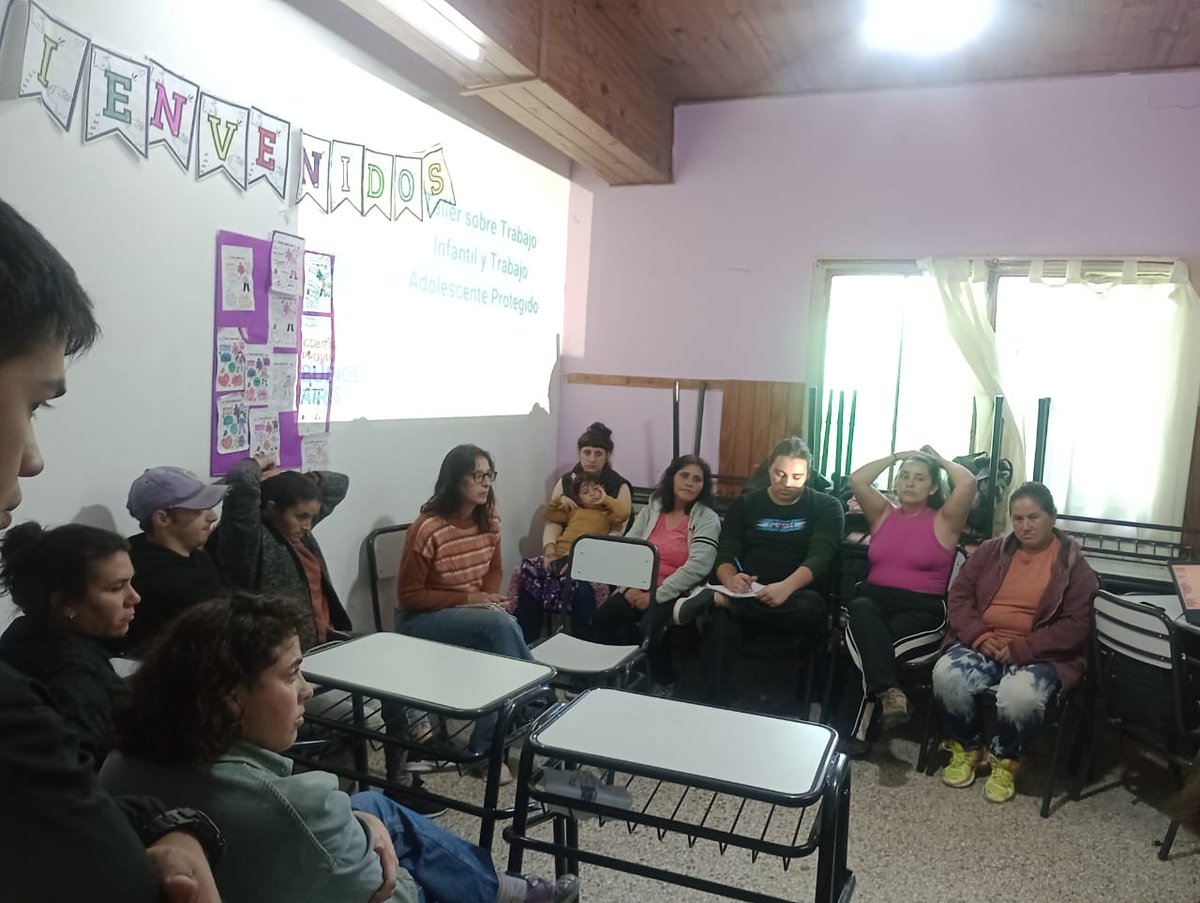 COPRETIpba's tweet photo. A cargo del equipo de abordaje territorial de la @COPRETIpba, perteneciente a @TrabajoPBA, se realizó el lanzamiento del primer taller en el Centro Educativo Complementario Nº802 del barrio de Villa Catella. Participaron diferentes referentes del barrio, docentes y familias. https://t.co/iBpzLetePa