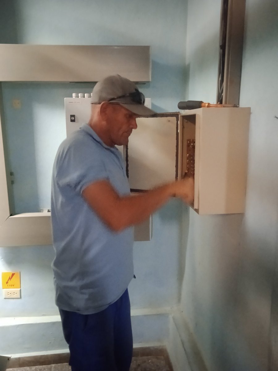 PatricioRdguezS's tweet photo. Trabajo de Mantenimiento en un Centro Telefónico de nuestra Provincia. #Etecsa_Cuba
#SiempreContigo
#EtecsaTeAcompaña 
#ArtemisaJuntosSomosMás https://t.co/7OMcw6IaMk