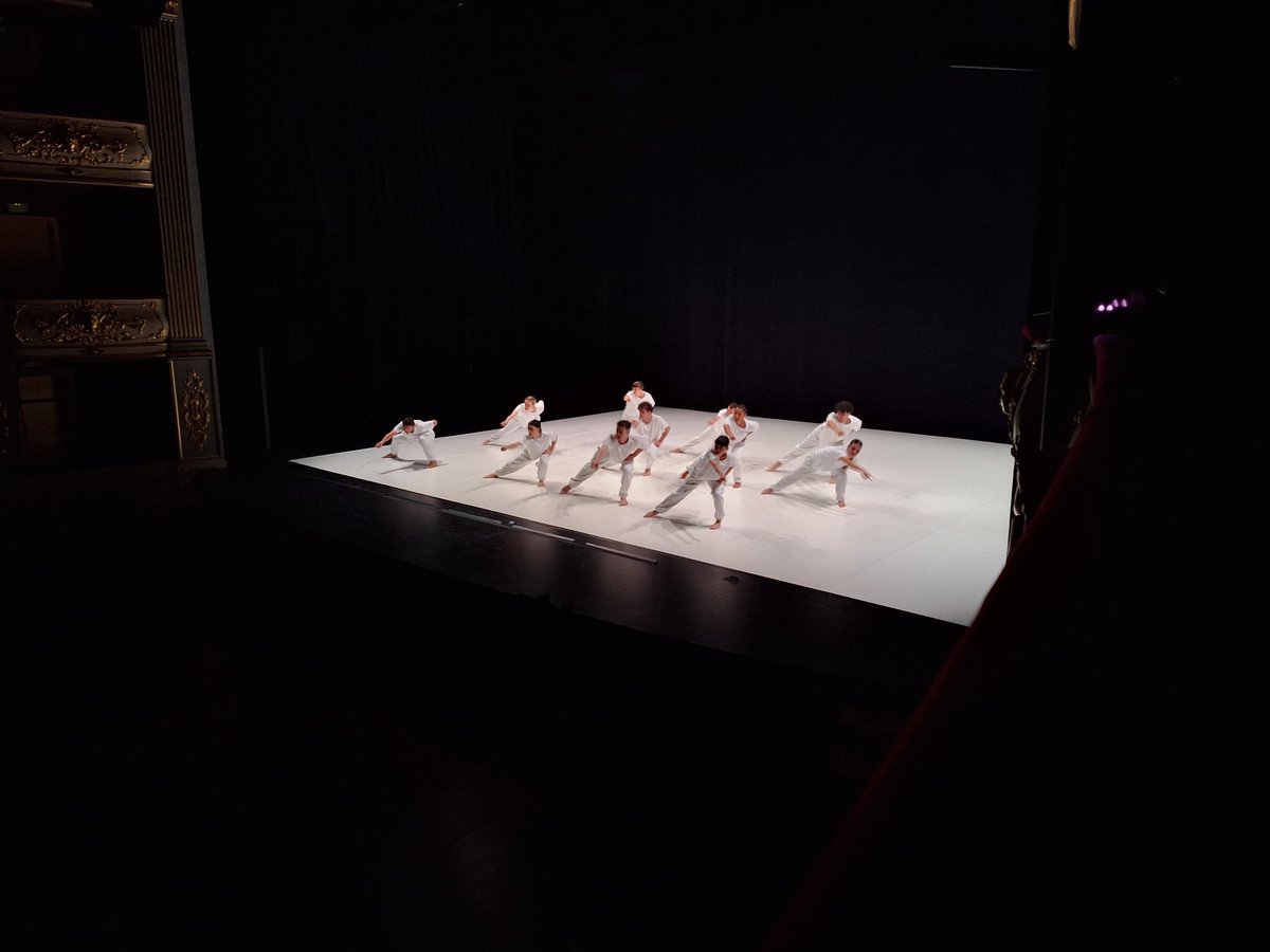 teatreprincipal's tweet photo. La sala #plena, i el públic #dret en acabar la funció del @balletmarseille d'aquest dimarts 👏👏
Més de 600 persones han presenciat el seu #impactant "Roommates".
Pròximament, més #dansa: "Navaja", de laSADCUM i "Mont Ventoux" de la premiada Kor'sia ➡️ https://t.co/1LHcWgZGRm https://t.co/Fyu4nookYW