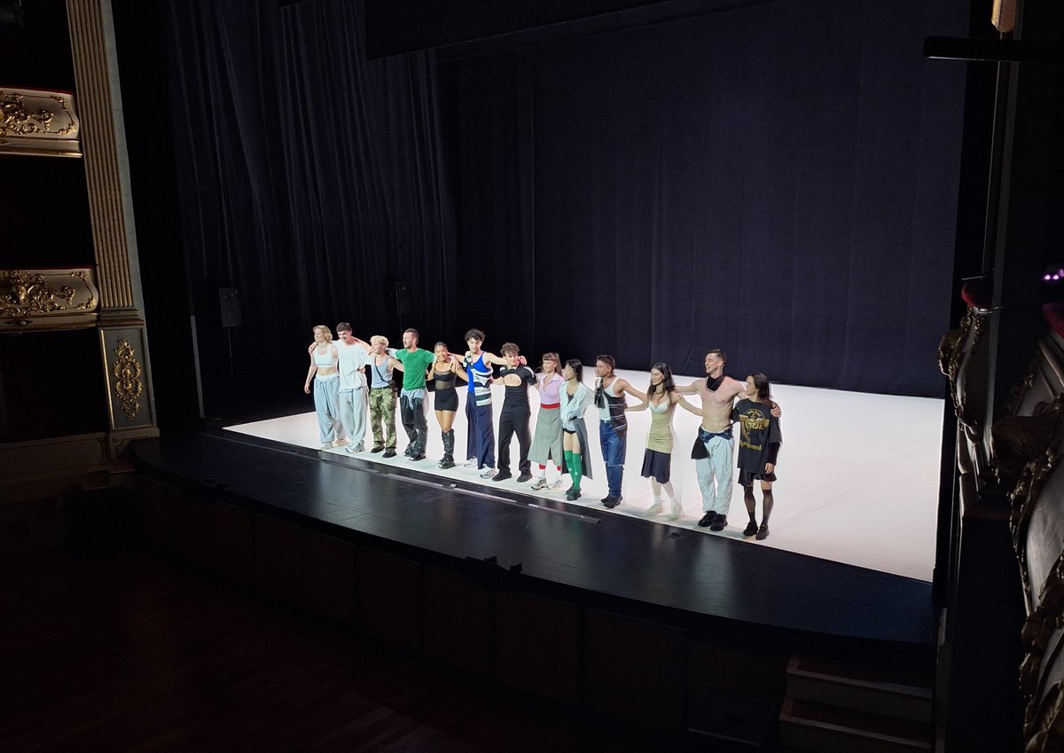 teatreprincipal's tweet photo. La sala #plena, i el públic #dret en acabar la funció del @balletmarseille d'aquest dimarts 👏👏
Més de 600 persones han presenciat el seu #impactant "Roommates".
Pròximament, més #dansa: "Navaja", de laSADCUM i "Mont Ventoux" de la premiada Kor'sia ➡️ https://t.co/1LHcWgZGRm https://t.co/Fyu4nookYW