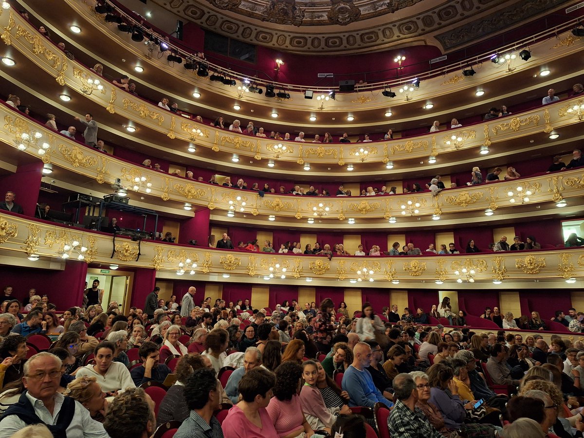 teatreprincipal's tweet photo. La sala #plena, i el públic #dret en acabar la funció del @balletmarseille d'aquest dimarts 👏👏
Més de 600 persones han presenciat el seu #impactant "Roommates".
Pròximament, més #dansa: "Navaja", de laSADCUM i "Mont Ventoux" de la premiada Kor'sia ➡️ https://t.co/1LHcWgZGRm https://t.co/Fyu4nookYW