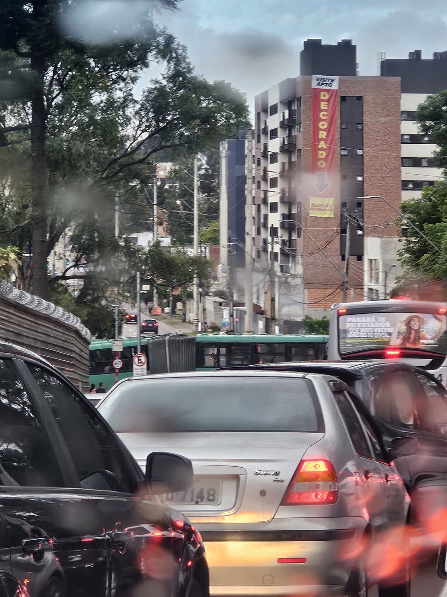 charlesctc's tweet photo. @plantao190  Ônibus interbairros atravessado na descida da Monsenhor Ivo zanlorenzi no campina do Siqueira https://t.co/GRHmcyADXU