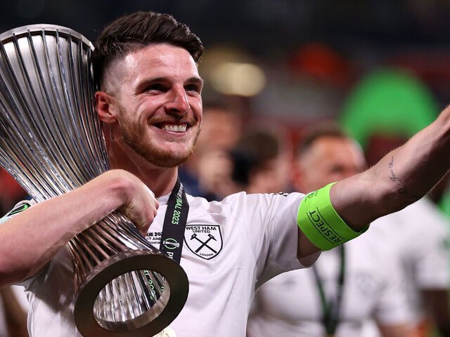 nonewthing's tweet photo. I told you I told you I told you. This guy is an all-timer. He can do things no defensive midfielder in history can do ❤️

Ballon d’Or level https://t.co/rpDGHXm95c