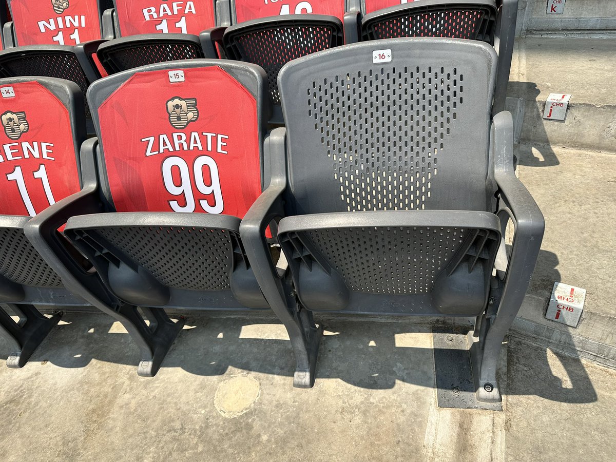 zarate4666's tweet photo. @DiablosRojosMX @HarpEstadio hola buenas tardes, cuando recogimos el abono, dejamos nuestros datos para la personalización de la butaca y hoy que vine no está, me pueden ayudar por favor, gracias https://t.co/AYYFOHeZzz