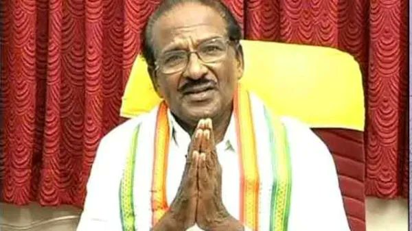 iamvijayvasanth's tweet photo. அரசியலிலும், இலக்கியத்திலும் செல்வராக திகழ்ந்த காங்கிரஸ் பேரியக்கத்தின் மூத்த தலைவரும், தமிழுக்கும் தமிழ் இனத்திற்கும் சேவைகள் பல செய்த முன்னாள் பாராளுமன்ற உறுப்பினரும் எனது பெரியப்பாவுமான திரு. குமரி அனந்தன் அவர்கள் மறைவு குறித்த செய்தி அறிந்து வேதனையால் வருந்துகிறேன். பெருந்தலைவர் காமராஜர் அவர்களின் உண்மை தொண்டனாக உழைத்து, எனக்கும் எனது தந்தைக்கும் அரசியல் வழிகாட்டியாக திகழ்ந்து, காங்கிரஸ் பேரியக்கத்தின் பல தலைவர்களை உருவாக்கிய பெருமை அவரை சேரும்.
இறுதி மூச்சு வரை தமிழ், காங்கிரஸ் என்று வாழ்ந்து மறைந்த அன்னாரது ஆன்மா சாந்தியடைய பிரார்த்திக்கிறேன். 

#KumariAnanthan