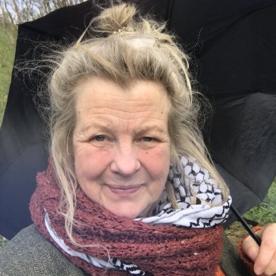 Så för att hedra offren för terror-attentatet på Drottninggatan väljer man en guldfärgad replika av EvaMärta Granqvists knull-madrass!...men den håller åtminstone "konstnärlig verkshöjd"😆<a href="/Markus_Allard/">Markus Allard</a>