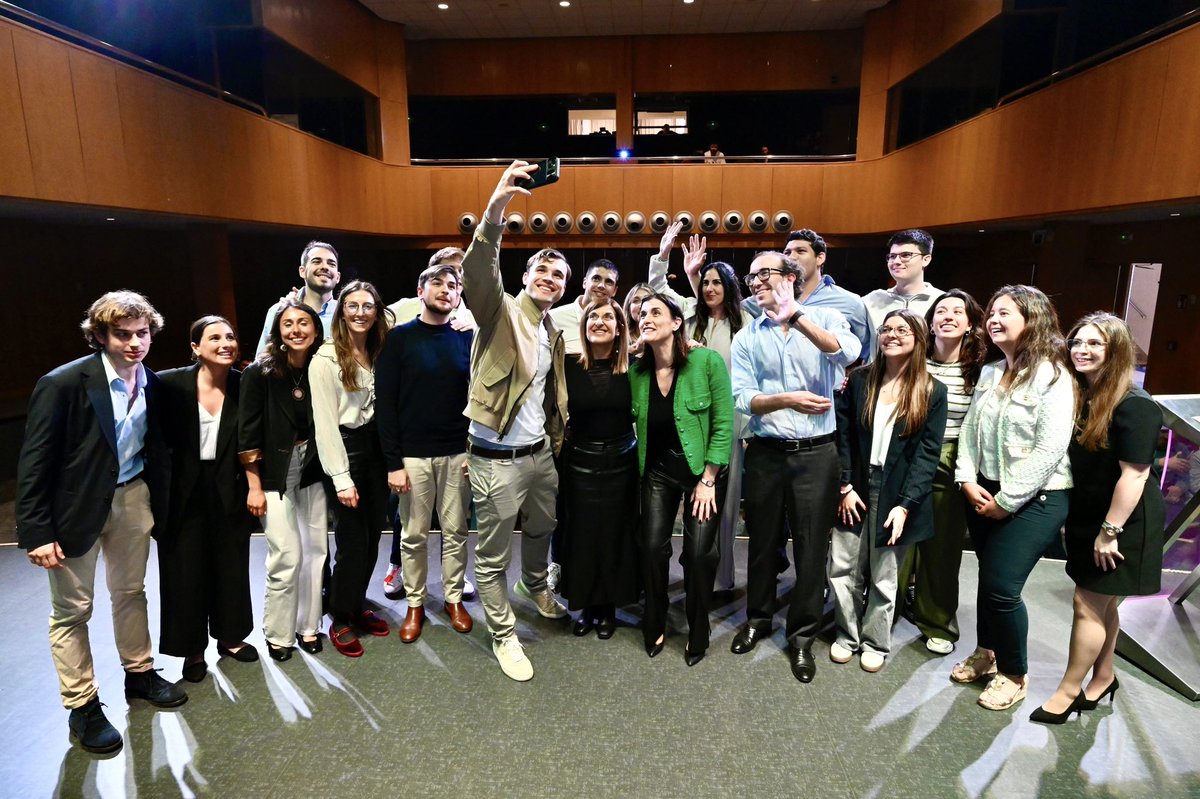 cantabriaes's tweet photo. ✅ Buruaga garantiza "más oportunidades" para que los jóvenes de Cantabria sean "lo que quieren ser y no lo que les toque"
👉🏻 La presidenta inaugura el encuentro de la plataforma Lideremos, con más de 15.550 jóvenes de toda España
ℹ️➡️ https://t.co/BxvTDupVGG https://t.co/ac5m2LeYT1
