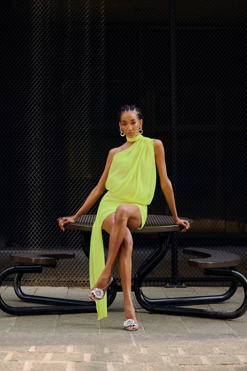officialHanifa's tweet photo. SS25 Drop 1 is for the woman who already knows.
#HanifaSS25 #Drop1 https://t.co/B5L9wJCxSk
