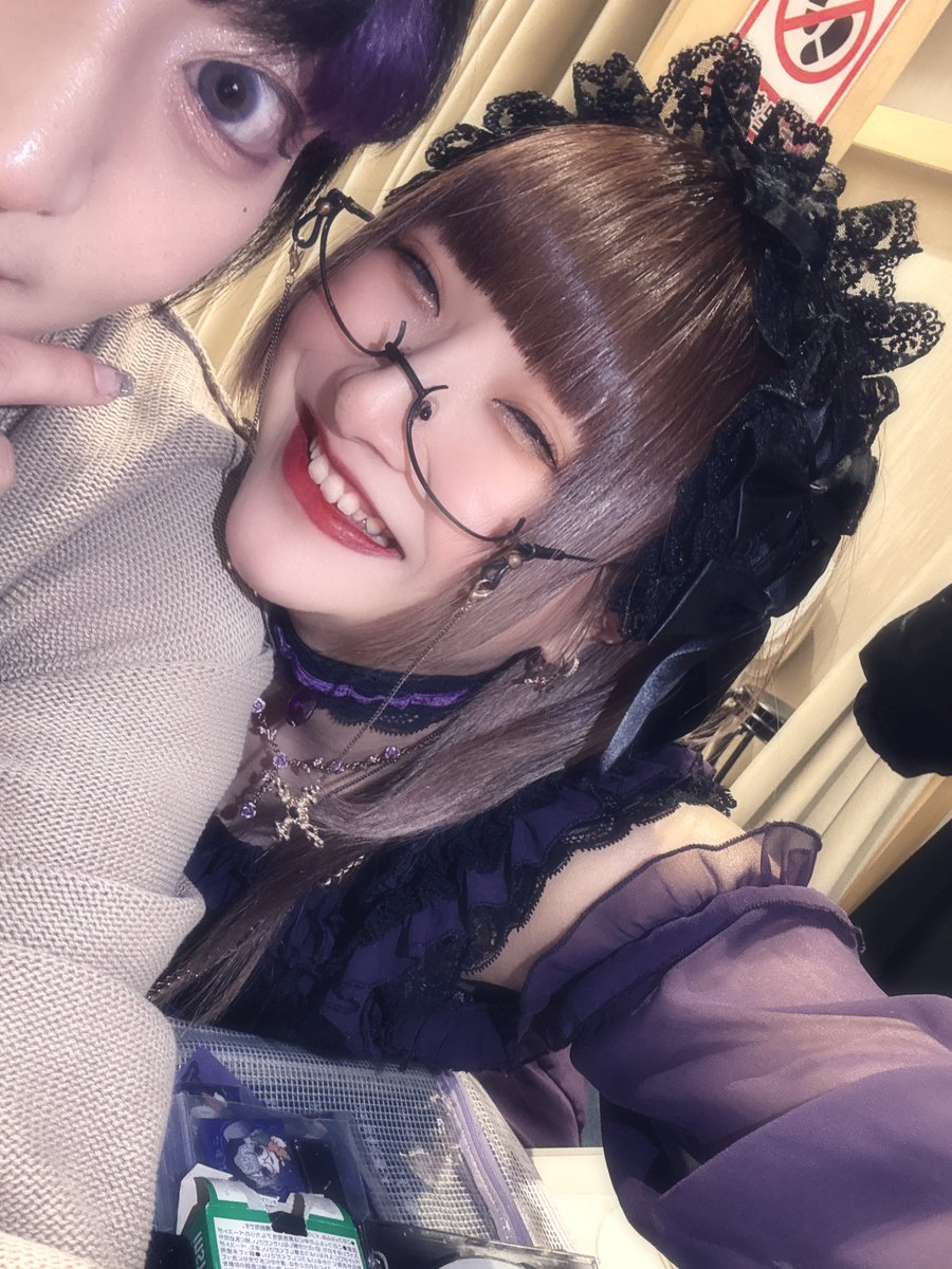 Haaania's tweet photo. 発表から一夜明けました。

何もしてないと涙って出ないもので
えまの話をしようとすると泣けてきちゃうのね
ご心配おかけして申し訳ありません。

今まで出逢ったみなさんがえまについて投稿してくださってるのを見て、都度えまを叱ってやっています。

きっと今えまは泣いてて、泣きじゃくってて
ごめんね！ごめんね！って言ってると思います。

強くあろうとする人でした。
でも、その分とても弱い人でした。

顔にも出るし、口にも無意識に出ちゃうし
三咲からしたら妹のような存在で

えま自身はお姉ちゃんで妹がいるし
三咲には兄がいて三咲が妹なんだけど、妹が出来たような家族には話せない話もたくさんしたね

認め合って背中を預けられる、一緒に戦う戦友のようなライバルのような、お互いがお互いに共依存だねって笑ったこともあった。

出逢う前から身体が弱く、怪我も病気もして休んだりしてたけど
Ravi La vieとして活動して行く上で三咲の方がお姉さんで長く生きてる年数、経験値も場数も多い分助けになれると思って動いていて
実際たくさん頼ってくれて嬉しかったよ。

ねぇ。えまさんや。

髪色も5/31に向けてお揃いにしないの？
TikTokも12歳差を生かして始めるんだよね？
定期配信始めるんだよね？
天使衣装でアー写撮らないと！
次のMVはどの曲にする？
えまの作詞ノルマあと2曲あるよ！
プライベートで遊びに行こ！
プールでダイエットするんでしょ？
三咲化計画いつ出られるの？
衣装のお直ししてもらわなきゃだよ？
新曲の仮歌待ってるんだけど？

ねぇ。あげたらキリがないよ
まだやらなくちゃならないこと
めっちゃあるんだけど。
えまから言い出したことの方が多いよ？
返事ないよ？どうしたの？

Ravi La vieの周年ワンマン、ホール借りてやるんでしょ？
オーケストラにお願いして歌うんでしょ？

おっきな目標たくさんあるんだけど
夢物語になってしまうよ

Ravi La vieはえまとだからRavi La vieで
ひとりではRavi La vieじゃないんよ
えまとだから夢を語れたんだよ

体調不良で休むってなった4/6のイベントで歌う予定だった楽曲
えまのパートだけ歌入れて音源用意しようか？って提案された時、お願いしてたら良かった…

すぐ会えると思ったから
すぐ歌えると思ったから

なんだよちくしょー

あれだけ気をつけろって言ったのに…

三咲が照れるくらい「はるち可愛い」って言ってくれて
自撮りも自分写らないで三咲ばっかにカメラ向けてさ
こっちは一緒に写りたいんだってのバカ

ねぇ。
次いつ焼肉行く？
いつスタバ行く？

おばあちゃんになってもRavi La vieするんでしょ？

2025.3.29がえまと最期のRavi La vieでした
2025.5.31のRavi La vieのワンマン
訃報が届いた時、どうしようか正直悩みました
実感もわいてなかったし。

でも
きっとえまなら
『無理にとは言わないけど、はるちには歌って欲しい』
って言うと思うんだ

だから三咲に出来ることがしたい
当初予定していた内容から大幅に変えるかもしれない

でも許して欲しい。

2022.1.30に四谷outbreak!さんにてステージデビュー
その時のタイトルも『Ravi La vieをあなたに』

フランス語で

Ravi たのしい、大喜びの、たいへんうれしい
La vie 生命・人生

そこから2025.4.6までの間に8曲を紡いできた

まだ発表してない曲、えまの違うユニットの曲、えまがソロで歌ってる曲を合わせるとたくさんの人生がある。

ねぇ？
25年間楽しかった？
生まれて来て幸せだった？
ほんの数年しか一緒にいなかったけど、三咲はあなたの人生に関われて幸せだよ。

だから、幸せじゃなかったかも。とかって言ったらぶん殴ってやる笑

出逢ってくれてありがとう
生まれて来てくれてありがとう

だいすき。
あなたは唯一無二です。

代わりなんていないよ
いるはずないじゃん

バカバカおバカ！
えまが大っ嫌いな、人に迷惑と心配をかけてんだよ今！！！
ゴキブリ並みの生命力どこ行ったの？
見せてよ
運ばれたけど元気だよ！って
変な顔してさ
変な踊りしてさ
笑いながら騙されてやんのーって言ってよ

このまま死なないんじゃないかって思ってるって嘘じゃん

1日寝たら嘘だった！とか思うじゃん
エイプリルフール終わってんのよ
いつもの勘違いしたの？
いつもジェネレーションギャップあるもんね
仕方ないよね。12歳も離れてるんだもん。

ほら。戻っておいでよ

ツンデレな三咲と、甘々なえまの2人でまた歌お

…

仕方ないなぁ
わかったよ
来世も同じ時間を生きような
三咲がいくまで待っててくれよ

折角だから生まれ変わるタイミング一緒にしよ
新幹線で起きた奇跡みたいに

だから先に生まれ変わるとかやめてね？
今度は同い年で生まれるようにお願いしよ
姉妹でもいいなぁ。エモすぎる。

そしてまた歌うんだ

大好きな歌を一緒に
またRavi La vieをやろう

三咲はもう少ししぶとく生きてみるよ
死ぬまで待ってて