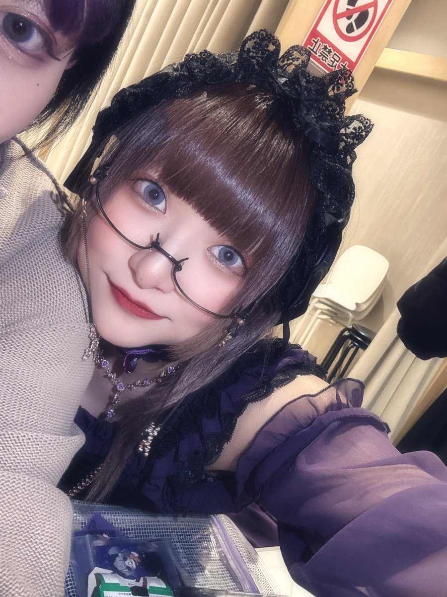 Haaania's tweet photo. 発表から一夜明けました。

何もしてないと涙って出ないもので
えまの話をしようとすると泣けてきちゃうのね
ご心配おかけして申し訳ありません。

今まで出逢ったみなさんがえまについて投稿してくださってるのを見て、都度えまを叱ってやっています。

きっと今えまは泣いてて、泣きじゃくってて
ごめんね！ごめんね！って言ってると思います。

強くあろうとする人でした。
でも、その分とても弱い人でした。

顔にも出るし、口にも無意識に出ちゃうし
三咲からしたら妹のような存在で

えま自身はお姉ちゃんで妹がいるし
三咲には兄がいて三咲が妹なんだけど、妹が出来たような家族には話せない話もたくさんしたね

認め合って背中を預けられる、一緒に戦う戦友のようなライバルのような、お互いがお互いに共依存だねって笑ったこともあった。

出逢う前から身体が弱く、怪我も病気もして休んだりしてたけど
Ravi La vieとして活動して行く上で三咲の方がお姉さんで長く生きてる年数、経験値も場数も多い分助けになれると思って動いていて
実際たくさん頼ってくれて嬉しかったよ。

ねぇ。えまさんや。

髪色も5/31に向けてお揃いにしないの？
TikTokも12歳差を生かして始めるんだよね？
定期配信始めるんだよね？
天使衣装でアー写撮らないと！
次のMVはどの曲にする？
えまの作詞ノルマあと2曲あるよ！
プライベートで遊びに行こ！
プールでダイエットするんでしょ？
三咲化計画いつ出られるの？
衣装のお直ししてもらわなきゃだよ？
新曲の仮歌待ってるんだけど？

ねぇ。あげたらキリがないよ
まだやらなくちゃならないこと
めっちゃあるんだけど。
えまから言い出したことの方が多いよ？
返事ないよ？どうしたの？

Ravi La vieの周年ワンマン、ホール借りてやるんでしょ？
オーケストラにお願いして歌うんでしょ？

おっきな目標たくさんあるんだけど
夢物語になってしまうよ

Ravi La vieはえまとだからRavi La vieで
ひとりではRavi La vieじゃないんよ
えまとだから夢を語れたんだよ

体調不良で休むってなった4/6のイベントで歌う予定だった楽曲
えまのパートだけ歌入れて音源用意しようか？って提案された時、お願いしてたら良かった…

すぐ会えると思ったから
すぐ歌えると思ったから

なんだよちくしょー

あれだけ気をつけろって言ったのに…

三咲が照れるくらい「はるち可愛い」って言ってくれて
自撮りも自分写らないで三咲ばっかにカメラ向けてさ
こっちは一緒に写りたいんだってのバカ

ねぇ。
次いつ焼肉行く？
いつスタバ行く？

おばあちゃんになってもRavi La vieするんでしょ？

2025.3.29がえまと最期のRavi La vieでした
2025.5.31のRavi La vieのワンマン
訃報が届いた時、どうしようか正直悩みました
実感もわいてなかったし。

でも
きっとえまなら
『無理にとは言わないけど、はるちには歌って欲しい』
って言うと思うんだ

だから三咲に出来ることがしたい
当初予定していた内容から大幅に変えるかもしれない

でも許して欲しい。

2022.1.30に四谷outbreak!さんにてステージデビュー
その時のタイトルも『Ravi La vieをあなたに』

フランス語で

Ravi たのしい、大喜びの、たいへんうれしい
La vie 生命・人生

そこから2025.4.6までの間に8曲を紡いできた

まだ発表してない曲、えまの違うユニットの曲、えまがソロで歌ってる曲を合わせるとたくさんの人生がある。

ねぇ？
25年間楽しかった？
生まれて来て幸せだった？
ほんの数年しか一緒にいなかったけど、三咲はあなたの人生に関われて幸せだよ。

だから、幸せじゃなかったかも。とかって言ったらぶん殴ってやる笑

出逢ってくれてありがとう
生まれて来てくれてありがとう

だいすき。
あなたは唯一無二です。

代わりなんていないよ
いるはずないじゃん

バカバカおバカ！
えまが大っ嫌いな、人に迷惑と心配をかけてんだよ今！！！
ゴキブリ並みの生命力どこ行ったの？
見せてよ
運ばれたけど元気だよ！って
変な顔してさ
変な踊りしてさ
笑いながら騙されてやんのーって言ってよ

このまま死なないんじゃないかって思ってるって嘘じゃん

1日寝たら嘘だった！とか思うじゃん
エイプリルフール終わってんのよ
いつもの勘違いしたの？
いつもジェネレーションギャップあるもんね
仕方ないよね。12歳も離れてるんだもん。

ほら。戻っておいでよ

ツンデレな三咲と、甘々なえまの2人でまた歌お

…

仕方ないなぁ
わかったよ
来世も同じ時間を生きような
三咲がいくまで待っててくれよ

折角だから生まれ変わるタイミング一緒にしよ
新幹線で起きた奇跡みたいに

だから先に生まれ変わるとかやめてね？
今度は同い年で生まれるようにお願いしよ
姉妹でもいいなぁ。エモすぎる。

そしてまた歌うんだ

大好きな歌を一緒に
またRavi La vieをやろう

三咲はもう少ししぶとく生きてみるよ
死ぬまで待ってて