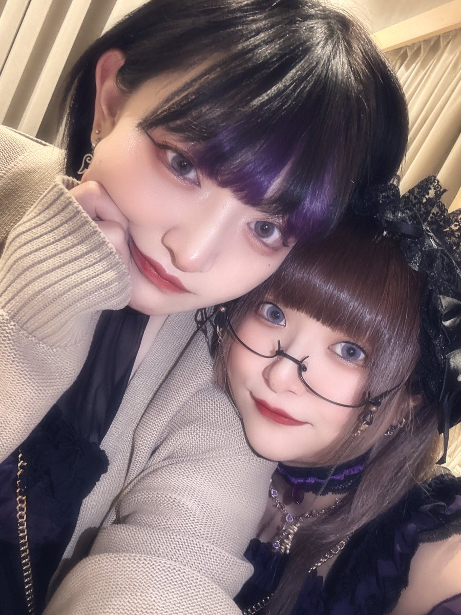 Haaania's tweet photo. 発表から一夜明けました。

何もしてないと涙って出ないもので
えまの話をしようとすると泣けてきちゃうのね
ご心配おかけして申し訳ありません。

今まで出逢ったみなさんがえまについて投稿してくださってるのを見て、都度えまを叱ってやっています。

きっと今えまは泣いてて、泣きじゃくってて
ごめんね！ごめんね！って言ってると思います。

強くあろうとする人でした。
でも、その分とても弱い人でした。

顔にも出るし、口にも無意識に出ちゃうし
三咲からしたら妹のような存在で

えま自身はお姉ちゃんで妹がいるし
三咲には兄がいて三咲が妹なんだけど、妹が出来たような家族には話せない話もたくさんしたね

認め合って背中を預けられる、一緒に戦う戦友のようなライバルのような、お互いがお互いに共依存だねって笑ったこともあった。

出逢う前から身体が弱く、怪我も病気もして休んだりしてたけど
Ravi La vieとして活動して行く上で三咲の方がお姉さんで長く生きてる年数、経験値も場数も多い分助けになれると思って動いていて
実際たくさん頼ってくれて嬉しかったよ。

ねぇ。えまさんや。

髪色も5/31に向けてお揃いにしないの？
TikTokも12歳差を生かして始めるんだよね？
定期配信始めるんだよね？
天使衣装でアー写撮らないと！
次のMVはどの曲にする？
えまの作詞ノルマあと2曲あるよ！
プライベートで遊びに行こ！
プールでダイエットするんでしょ？
三咲化計画いつ出られるの？
衣装のお直ししてもらわなきゃだよ？
新曲の仮歌待ってるんだけど？

ねぇ。あげたらキリがないよ
まだやらなくちゃならないこと
めっちゃあるんだけど。
えまから言い出したことの方が多いよ？
返事ないよ？どうしたの？

Ravi La vieの周年ワンマン、ホール借りてやるんでしょ？
オーケストラにお願いして歌うんでしょ？

おっきな目標たくさんあるんだけど
夢物語になってしまうよ

Ravi La vieはえまとだからRavi La vieで
ひとりではRavi La vieじゃないんよ
えまとだから夢を語れたんだよ

体調不良で休むってなった4/6のイベントで歌う予定だった楽曲
えまのパートだけ歌入れて音源用意しようか？って提案された時、お願いしてたら良かった…

すぐ会えると思ったから
すぐ歌えると思ったから

なんだよちくしょー

あれだけ気をつけろって言ったのに…

三咲が照れるくらい「はるち可愛い」って言ってくれて
自撮りも自分写らないで三咲ばっかにカメラ向けてさ
こっちは一緒に写りたいんだってのバカ

ねぇ。
次いつ焼肉行く？
いつスタバ行く？

おばあちゃんになってもRavi La vieするんでしょ？

2025.3.29がえまと最期のRavi La vieでした
2025.5.31のRavi La vieのワンマン
訃報が届いた時、どうしようか正直悩みました
実感もわいてなかったし。

でも
きっとえまなら
『無理にとは言わないけど、はるちには歌って欲しい』
って言うと思うんだ

だから三咲に出来ることがしたい
当初予定していた内容から大幅に変えるかもしれない

でも許して欲しい。

2022.1.30に四谷outbreak!さんにてステージデビュー
その時のタイトルも『Ravi La vieをあなたに』

フランス語で

Ravi たのしい、大喜びの、たいへんうれしい
La vie 生命・人生

そこから2025.4.6までの間に8曲を紡いできた

まだ発表してない曲、えまの違うユニットの曲、えまがソロで歌ってる曲を合わせるとたくさんの人生がある。

ねぇ？
25年間楽しかった？
生まれて来て幸せだった？
ほんの数年しか一緒にいなかったけど、三咲はあなたの人生に関われて幸せだよ。

だから、幸せじゃなかったかも。とかって言ったらぶん殴ってやる笑

出逢ってくれてありがとう
生まれて来てくれてありがとう

だいすき。
あなたは唯一無二です。

代わりなんていないよ
いるはずないじゃん

バカバカおバカ！
えまが大っ嫌いな、人に迷惑と心配をかけてんだよ今！！！
ゴキブリ並みの生命力どこ行ったの？
見せてよ
運ばれたけど元気だよ！って
変な顔してさ
変な踊りしてさ
笑いながら騙されてやんのーって言ってよ

このまま死なないんじゃないかって思ってるって嘘じゃん

1日寝たら嘘だった！とか思うじゃん
エイプリルフール終わってんのよ
いつもの勘違いしたの？
いつもジェネレーションギャップあるもんね
仕方ないよね。12歳も離れてるんだもん。

ほら。戻っておいでよ

ツンデレな三咲と、甘々なえまの2人でまた歌お

…

仕方ないなぁ
わかったよ
来世も同じ時間を生きような
三咲がいくまで待っててくれよ

折角だから生まれ変わるタイミング一緒にしよ
新幹線で起きた奇跡みたいに

だから先に生まれ変わるとかやめてね？
今度は同い年で生まれるようにお願いしよ
姉妹でもいいなぁ。エモすぎる。

そしてまた歌うんだ

大好きな歌を一緒に
またRavi La vieをやろう

三咲はもう少ししぶとく生きてみるよ
死ぬまで待ってて