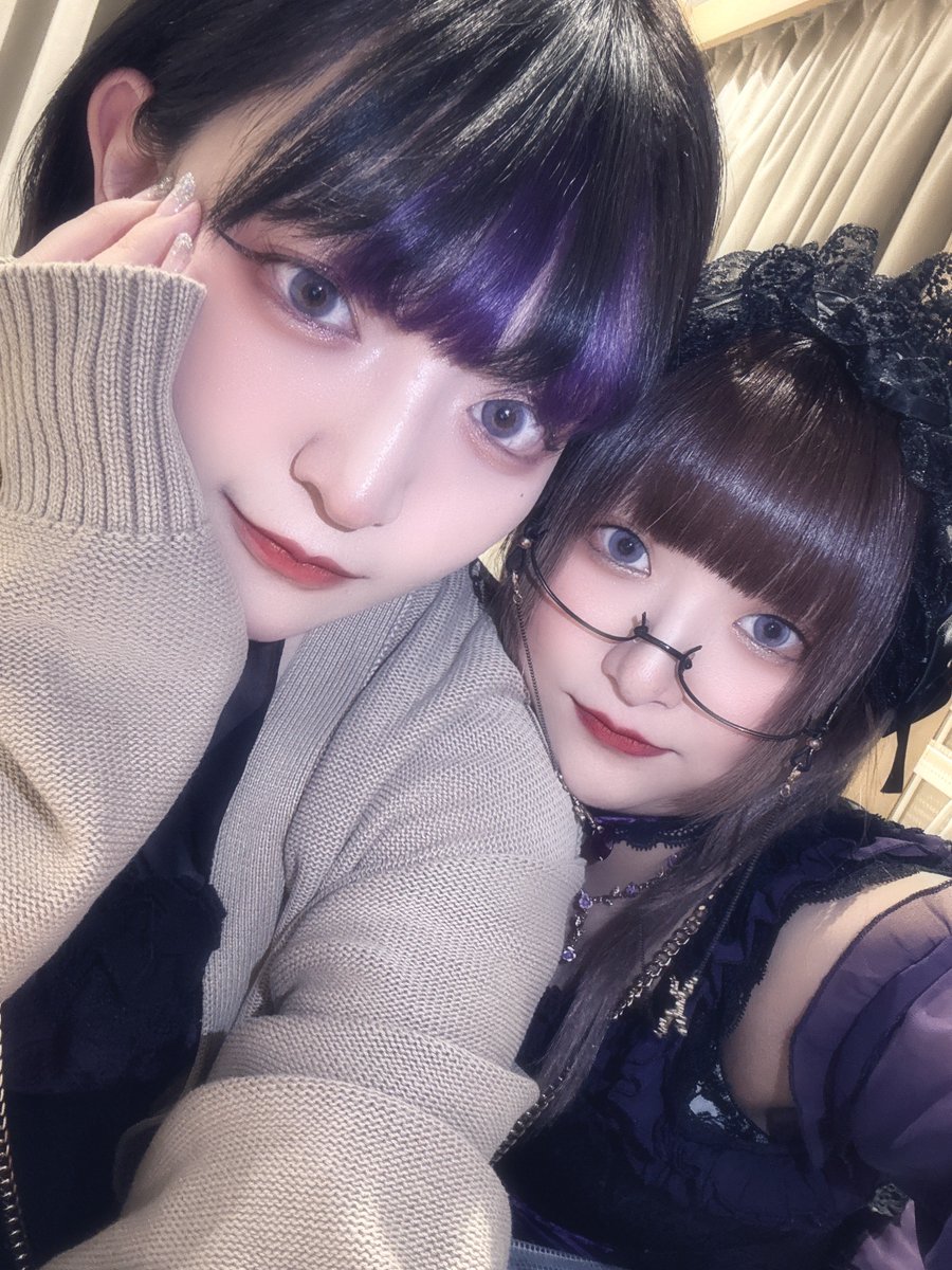 Haaania's tweet photo. 発表から一夜明けました。

何もしてないと涙って出ないもので
えまの話をしようとすると泣けてきちゃうのね
ご心配おかけして申し訳ありません。

今まで出逢ったみなさんがえまについて投稿してくださってるのを見て、都度えまを叱ってやっています。

きっと今えまは泣いてて、泣きじゃくってて
ごめんね！ごめんね！って言ってると思います。

強くあろうとする人でした。
でも、その分とても弱い人でした。

顔にも出るし、口にも無意識に出ちゃうし
三咲からしたら妹のような存在で

えま自身はお姉ちゃんで妹がいるし
三咲には兄がいて三咲が妹なんだけど、妹が出来たような家族には話せない話もたくさんしたね

認め合って背中を預けられる、一緒に戦う戦友のようなライバルのような、お互いがお互いに共依存だねって笑ったこともあった。

出逢う前から身体が弱く、怪我も病気もして休んだりしてたけど
Ravi La vieとして活動して行く上で三咲の方がお姉さんで長く生きてる年数、経験値も場数も多い分助けになれると思って動いていて
実際たくさん頼ってくれて嬉しかったよ。

ねぇ。えまさんや。

髪色も5/31に向けてお揃いにしないの？
TikTokも12歳差を生かして始めるんだよね？
定期配信始めるんだよね？
天使衣装でアー写撮らないと！
次のMVはどの曲にする？
えまの作詞ノルマあと2曲あるよ！
プライベートで遊びに行こ！
プールでダイエットするんでしょ？
三咲化計画いつ出られるの？
衣装のお直ししてもらわなきゃだよ？
新曲の仮歌待ってるんだけど？

ねぇ。あげたらキリがないよ
まだやらなくちゃならないこと
めっちゃあるんだけど。
えまから言い出したことの方が多いよ？
返事ないよ？どうしたの？

Ravi La vieの周年ワンマン、ホール借りてやるんでしょ？
オーケストラにお願いして歌うんでしょ？

おっきな目標たくさんあるんだけど
夢物語になってしまうよ

Ravi La vieはえまとだからRavi La vieで
ひとりではRavi La vieじゃないんよ
えまとだから夢を語れたんだよ

体調不良で休むってなった4/6のイベントで歌う予定だった楽曲
えまのパートだけ歌入れて音源用意しようか？って提案された時、お願いしてたら良かった…

すぐ会えると思ったから
すぐ歌えると思ったから

なんだよちくしょー

あれだけ気をつけろって言ったのに…

三咲が照れるくらい「はるち可愛い」って言ってくれて
自撮りも自分写らないで三咲ばっかにカメラ向けてさ
こっちは一緒に写りたいんだってのバカ

ねぇ。
次いつ焼肉行く？
いつスタバ行く？

おばあちゃんになってもRavi La vieするんでしょ？

2025.3.29がえまと最期のRavi La vieでした
2025.5.31のRavi La vieのワンマン
訃報が届いた時、どうしようか正直悩みました
実感もわいてなかったし。

でも
きっとえまなら
『無理にとは言わないけど、はるちには歌って欲しい』
って言うと思うんだ

だから三咲に出来ることがしたい
当初予定していた内容から大幅に変えるかもしれない

でも許して欲しい。

2022.1.30に四谷outbreak!さんにてステージデビュー
その時のタイトルも『Ravi La vieをあなたに』

フランス語で

Ravi たのしい、大喜びの、たいへんうれしい
La vie 生命・人生

そこから2025.4.6までの間に8曲を紡いできた

まだ発表してない曲、えまの違うユニットの曲、えまがソロで歌ってる曲を合わせるとたくさんの人生がある。

ねぇ？
25年間楽しかった？
生まれて来て幸せだった？
ほんの数年しか一緒にいなかったけど、三咲はあなたの人生に関われて幸せだよ。

だから、幸せじゃなかったかも。とかって言ったらぶん殴ってやる笑

出逢ってくれてありがとう
生まれて来てくれてありがとう

だいすき。
あなたは唯一無二です。

代わりなんていないよ
いるはずないじゃん

バカバカおバカ！
えまが大っ嫌いな、人に迷惑と心配をかけてんだよ今！！！
ゴキブリ並みの生命力どこ行ったの？
見せてよ
運ばれたけど元気だよ！って
変な顔してさ
変な踊りしてさ
笑いながら騙されてやんのーって言ってよ

このまま死なないんじゃないかって思ってるって嘘じゃん

1日寝たら嘘だった！とか思うじゃん
エイプリルフール終わってんのよ
いつもの勘違いしたの？
いつもジェネレーションギャップあるもんね
仕方ないよね。12歳も離れてるんだもん。

ほら。戻っておいでよ

ツンデレな三咲と、甘々なえまの2人でまた歌お

…

仕方ないなぁ
わかったよ
来世も同じ時間を生きような
三咲がいくまで待っててくれよ

折角だから生まれ変わるタイミング一緒にしよ
新幹線で起きた奇跡みたいに

だから先に生まれ変わるとかやめてね？
今度は同い年で生まれるようにお願いしよ
姉妹でもいいなぁ。エモすぎる。

そしてまた歌うんだ

大好きな歌を一緒に
またRavi La vieをやろう

三咲はもう少ししぶとく生きてみるよ
死ぬまで待ってて