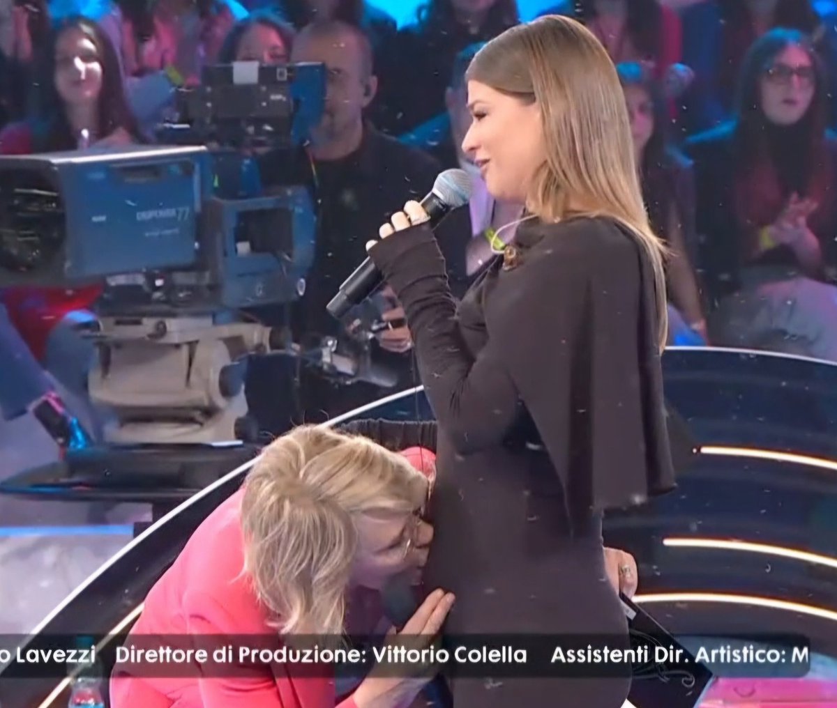 GiuGiuSanto's tweet photo. Sandrina incinta ad Amici, gli Stemmini insieme a C'è Posta per Step.
CHIAMATE LA ME ADOLESCENTE 
#staseratuttoèpossibile https://t.co/97rssyVfMa