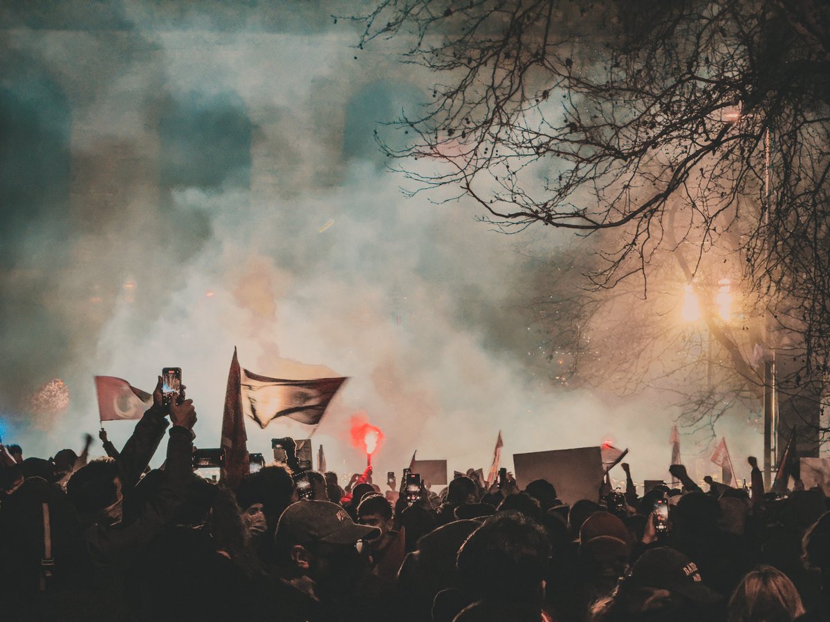 ne kırlarda direnen çiçekler 
ne kentlerde devleşen öfkeler 
henüz elveda demediler. 
bitmedi daha sürüyor o kavga 
ve sürecek 
yeryüzü aşkın yüzü oluncaya dek!  
  
Adnan YÜCEL