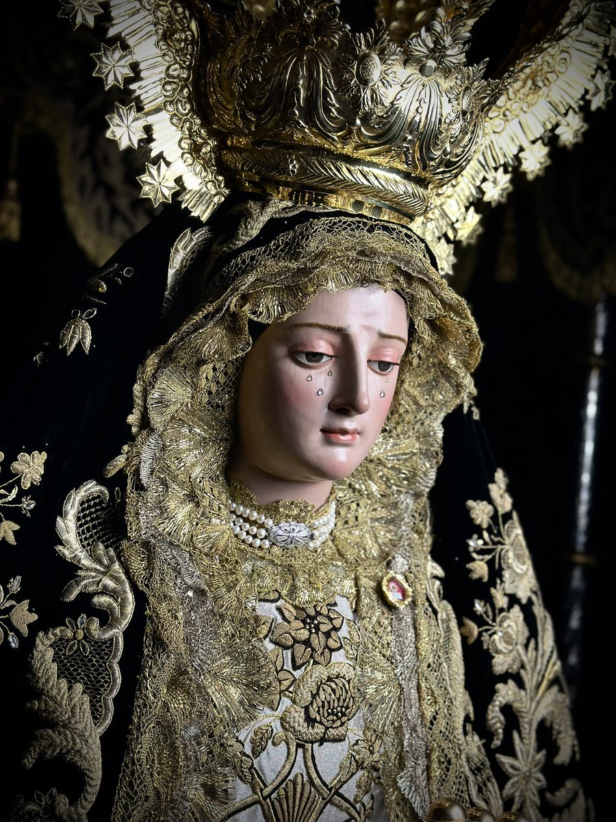⚫️NUESTRA SEÑORA DE LA SOLEDAD, Semana Santa 2025 |

Nuestra Madre de La Soledad se encuentra alzada sobre su regio palio, ataviada para la próxima salida procesional del Viernes Santo.

Virgen de La Soledad, ruega por nosotros. 

#SoledadAtq 
#SemanaSanta2025