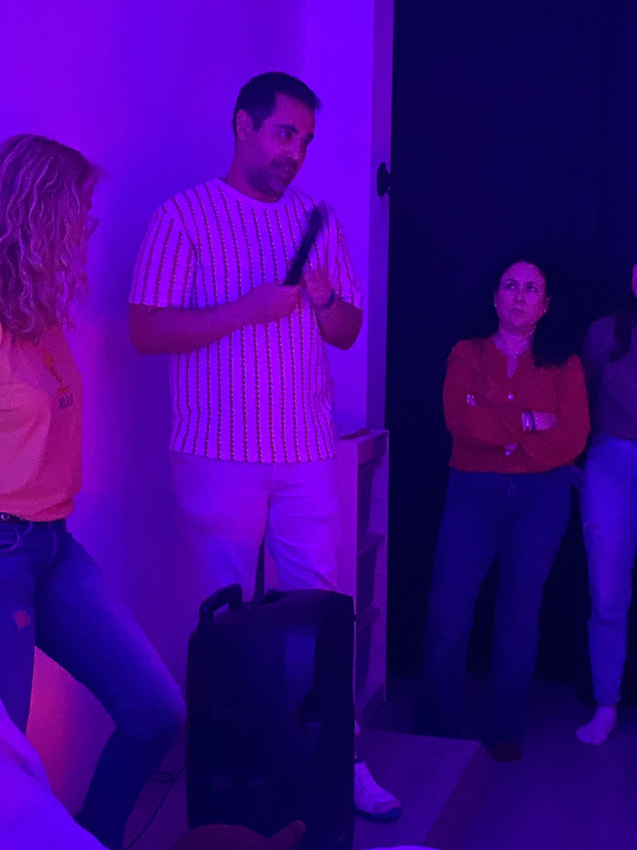 Las docentes del CEIP San Antonio Abad visitan el aula sensorial de nuestro centro. Paco les ha explicado cada una de las actividades que en ella se realizan.Proyecto de innovación “PIE 0804 Comunicación Multisensorial” <a href="/CPRRegionMurcia/">CPR Región de Murcia</a> <a href="/Educarm/">Educarm</a> <a href="/CPSAntonioAbad/">CEIP San Antonio Abad</a>